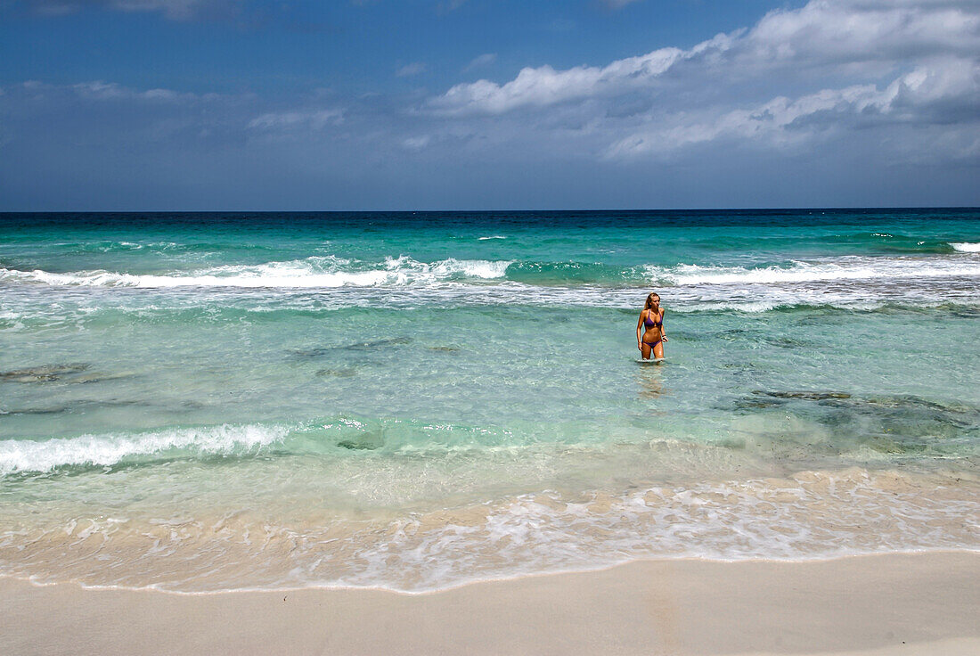 Frau, die in Formentera aus dem Meer steigt