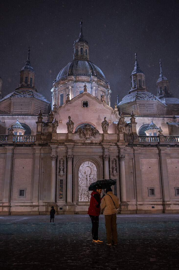 Schneefall über der Basilika El Pilar während des Sturms Juan in Zaragoza, Spanien