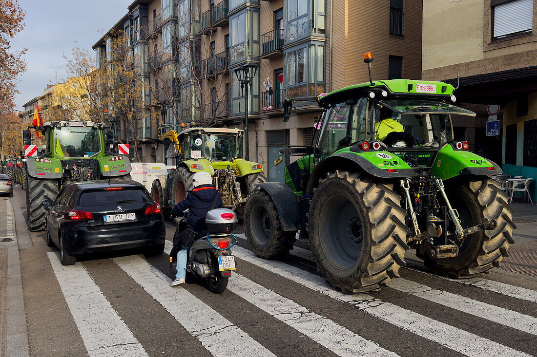 Hunderte von Traktoren blockieren mehrere Straßen in Aragonien und dringen in Zaragoza ein, um gegen EU-Verordnungen zu protestieren und mehr Hilfe von der Regierung zu fordern