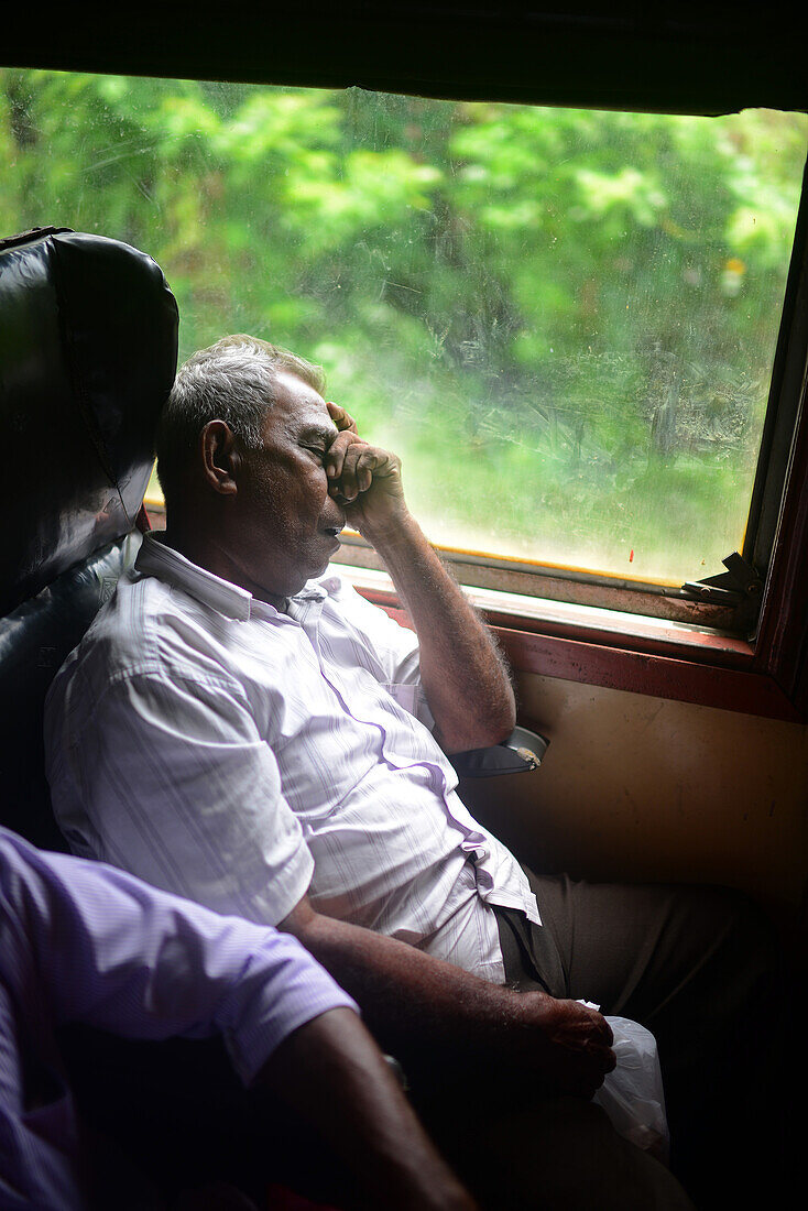 Porträt eines schlafenden Mannes in einem Zug, Sri Lanka