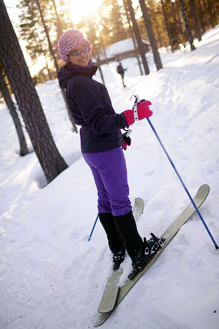 Junge Frau beim Altai-Skifahren im Skigebiet Pyha, Lappland, Finnland