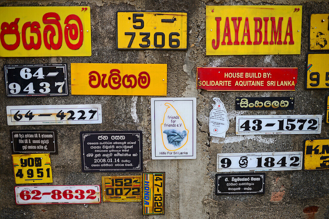 Autokennzeichen und andere Schilder in Weligama, Sri Lanka