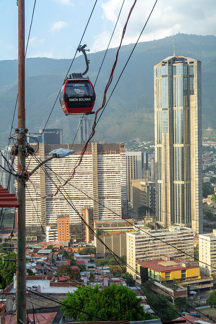 Metrokabel San Agustin. Das Caracas MetroCable ist eine Seilbahn, die in die Metro von Caracas integriert ist, um die Bewohner der beliebten Viertel von Caracas, die meist in den Bergen liegen, schneller und sicherer zu befördern. Caracas, Venezuela