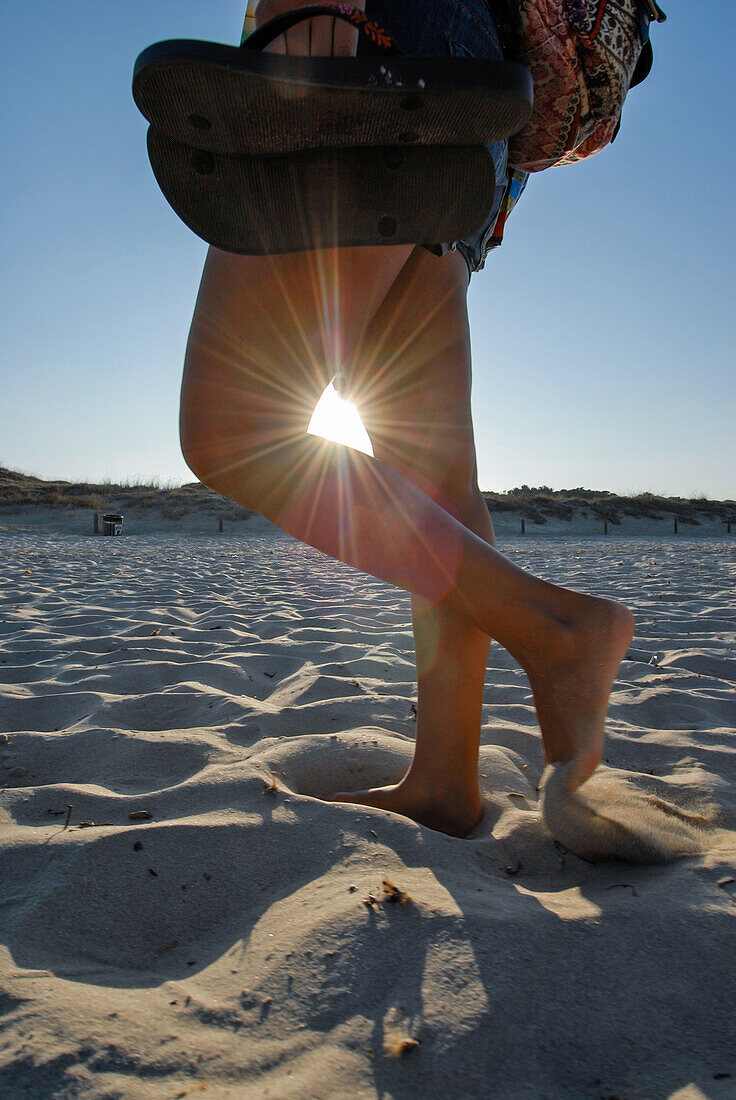 Junge Frau beim Spaziergang am Strand von Levante - Platja de Llevant -, Formentera