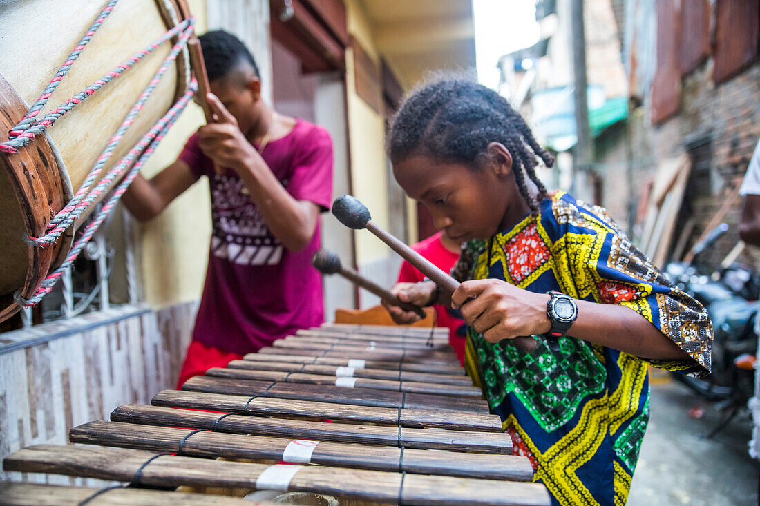 Die Tumac-Stiftung setzt sich seit 50 Jahren dafür ein, das traditionelle Wissen der afroamerikanischen Gemeinschaften im kolumbianischen Südpazifik zu bewahren, und zwar durch Tanz, Musik und die Herstellung von Instrumenten, die für diese Region typisch sind: Conunos, Basstrommeln, Guasas und Marimbas, die aus den einheimischen Hölzern der Region gebaut werden.