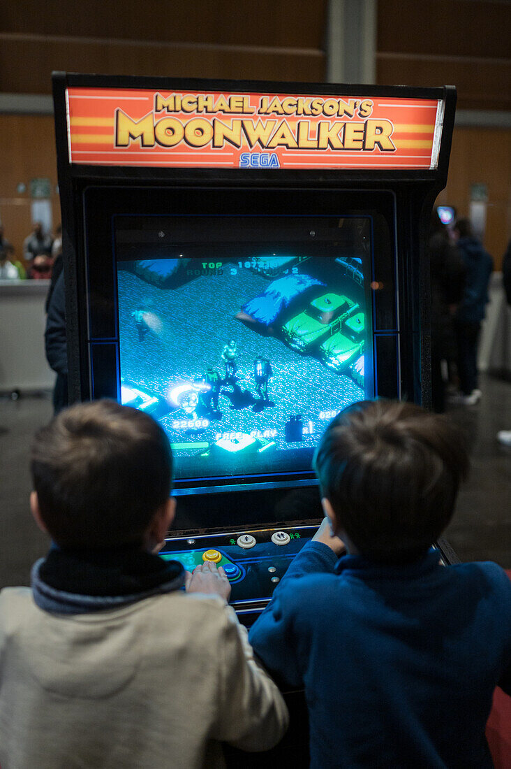 Retro Gamer 2023, eine Veranstaltung, bei der die Besucher an mehr als 100 originalen Arcade-Automaten, die großen Spielhallen nachempfunden sind, in die 80er Jahre versetzt werden, Zaragoza, Spanien