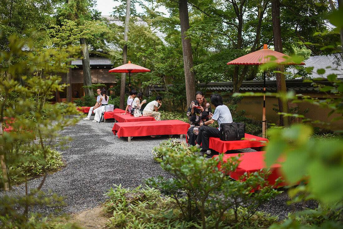 Der Kinkaku-ji, offiziell Rokuon-ji genannt, ist ein buddhistischer Zen-Tempel in Kyoto, Japan