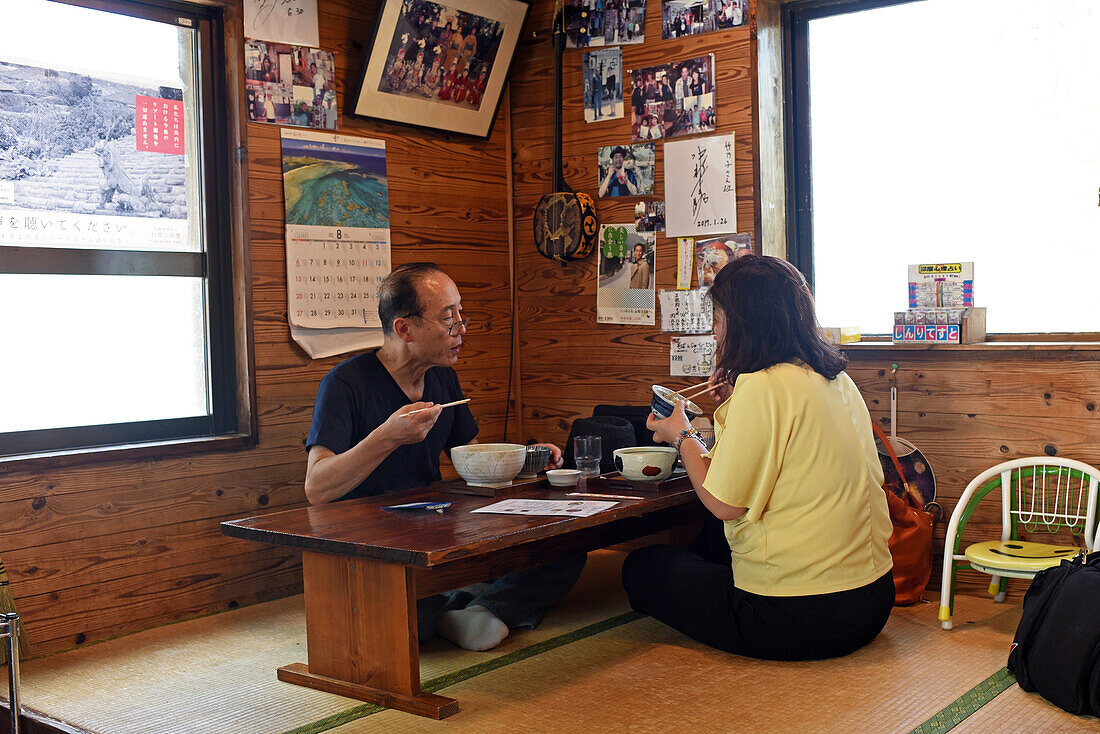 Das 1975 gegründete Takenoko ist eines der traditionsreichsten Yaeyama-Soba-Nudelrestaurants auf der Insel Taketomi, Okinawa, Japan