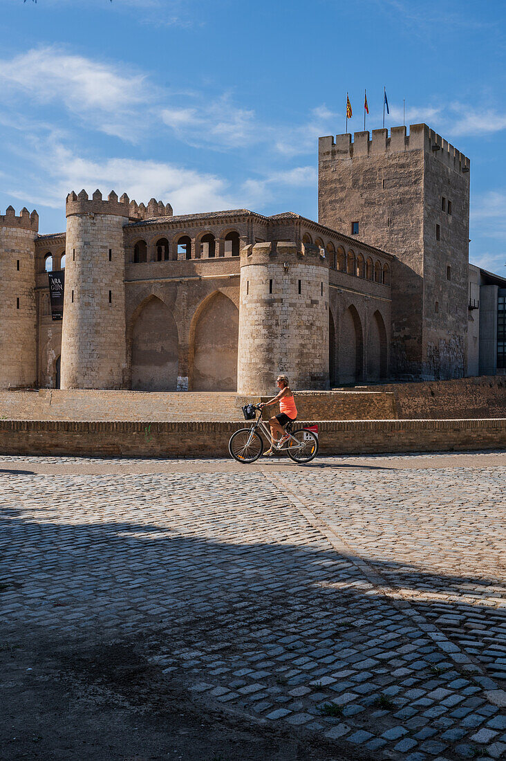 Der Aljaferia-Palast ist ein befestigter mittelalterlicher Palast, der in der zweiten Hälfte des 11. Jahrhunderts in der Taifa von Zaragoza in Al-Andalus, dem heutigen Zaragoza, Aragonien, Spanien, erbaut wurde