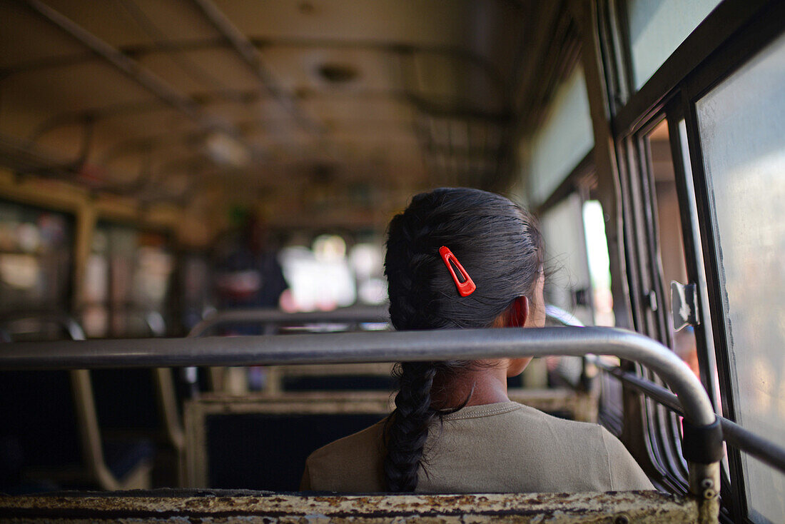 Junge Frau im Bus, Blick von hinten, Sri Lanka