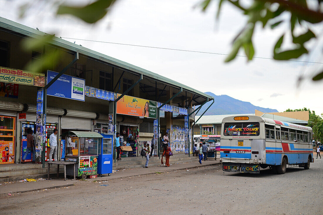 Reisende, Geschäfte und Bus im Bahnhof, Strecke von Nuwara Eliya nach Udawalawe, Sri Lanka