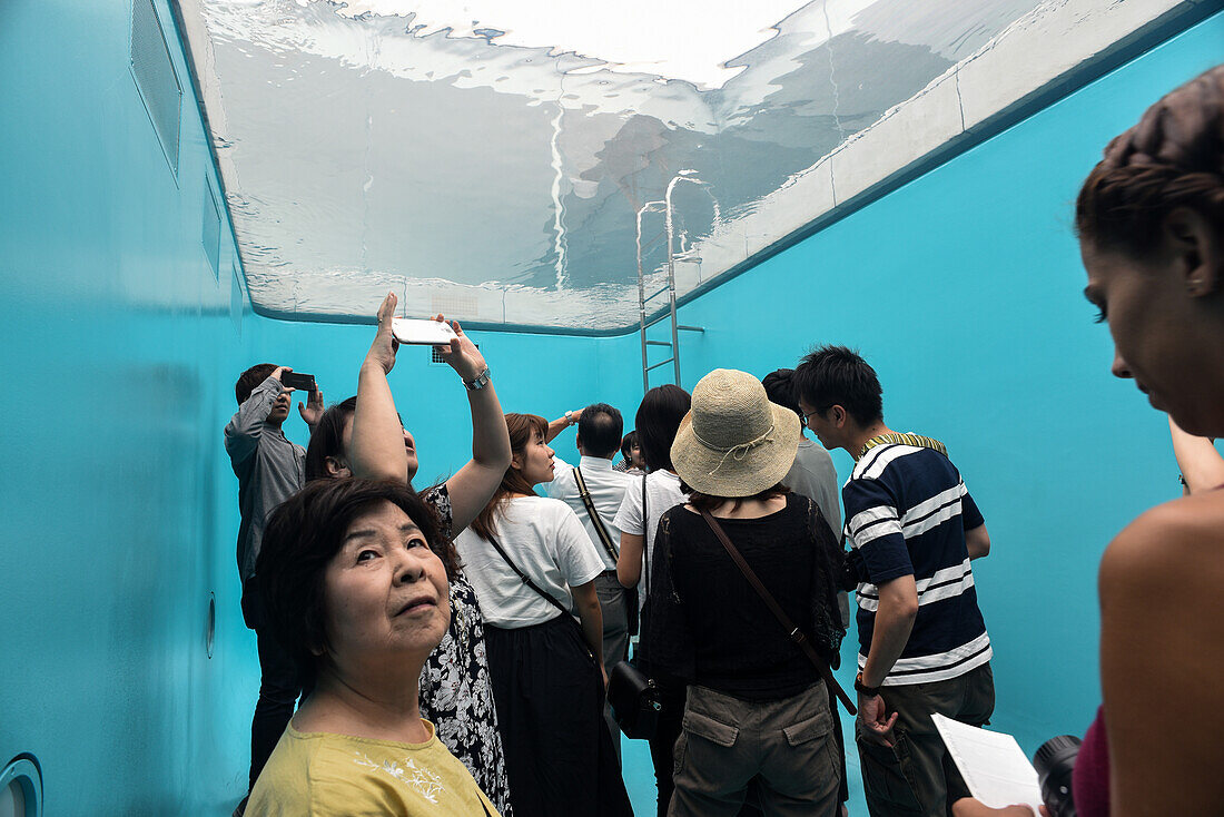 The Swimming Pool des Künstlers Leandro Erlich, dauerhaft ausgestellt im 21st Century Museum of Contemporary Art, Kanazawa, Japan