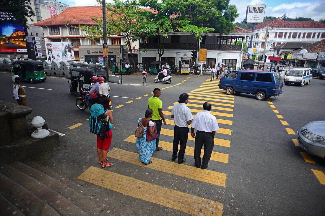Gruppe von Menschen auf einem Zebrastreifen in der Stadt, Kandy, Sri Lanka