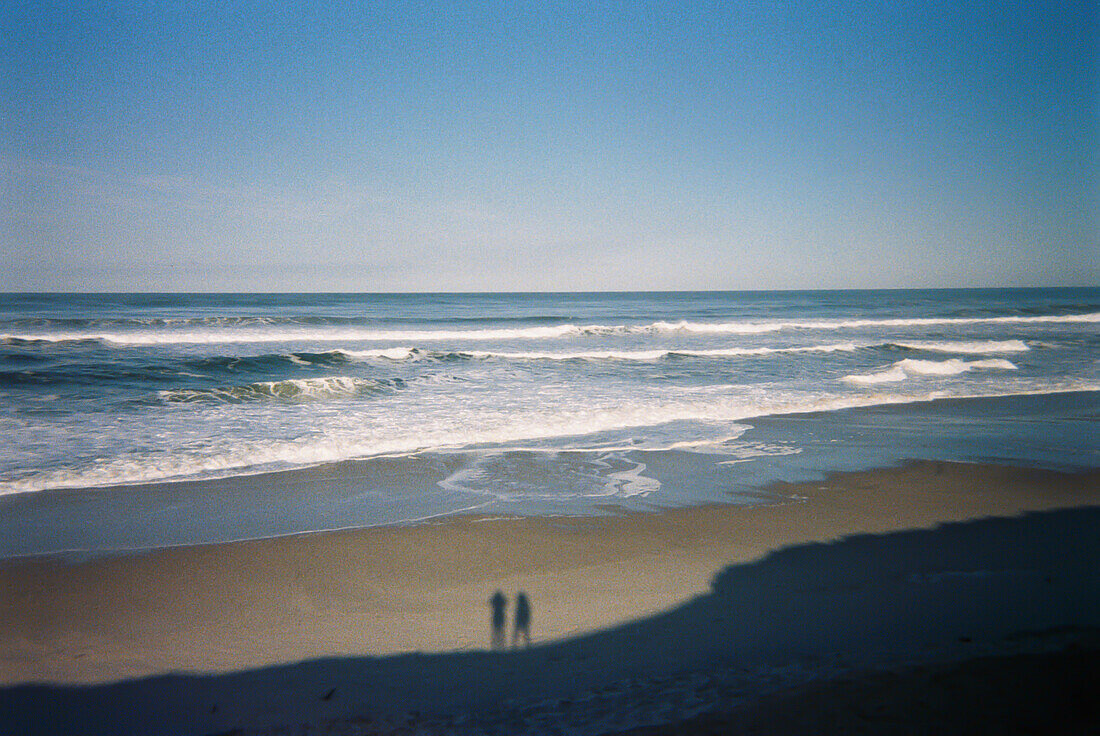 Analoges Foto einer Paarsilhouette am Strand, Portugal