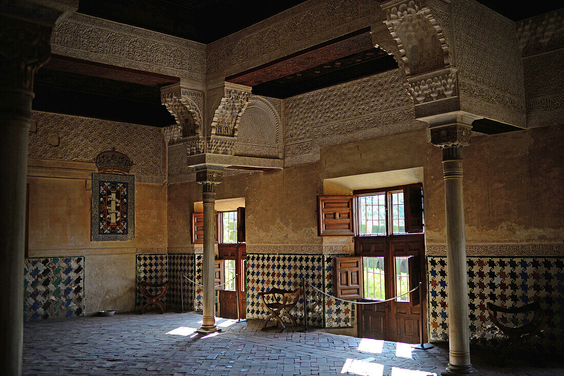 Der Mexuar in den Nasridenpalästen der Alhambra, Palast- und Festungskomplex in Granada, Andalusien, Spanien