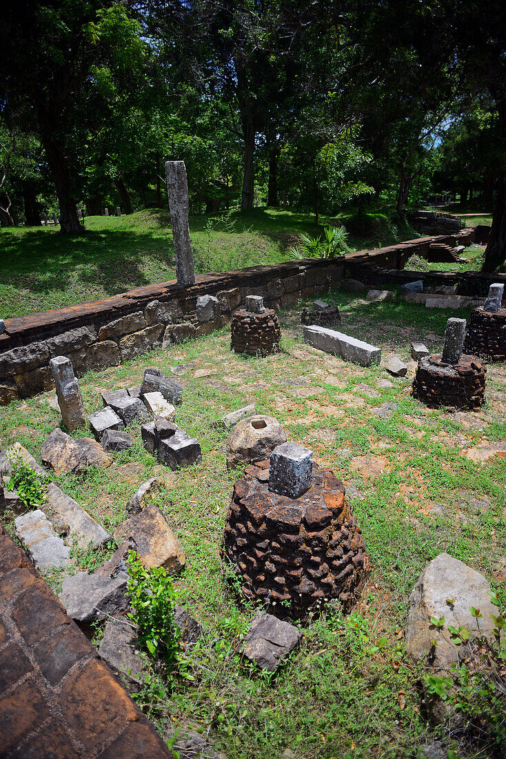 Hauptreflektorium in den Ruinen des Abhayagiriya-Komplexes, Anuradhapura, Sri Lanka