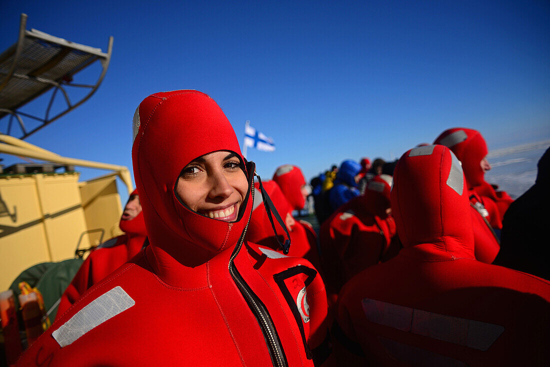 Schwimmen im gefrorenen Meer während einer Kreuzfahrt mit dem Sampo Icebreaker, einem echten finnischen Eisbrecher, der zu einer Touristenattraktion in Kemi, Lappland, umgebaut wurde