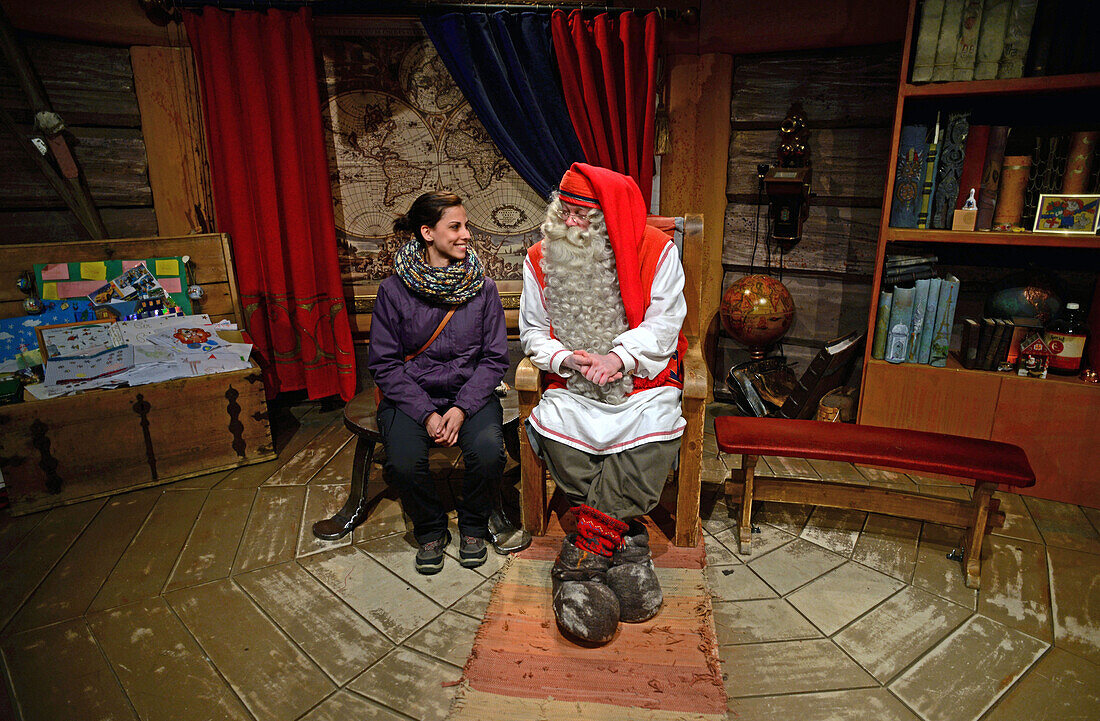 Junge Frau trifft den Weihnachtsmann. Offizielle Heimatstadt des Weihnachtsmanns in Rovaniemi, Lappland, Finnland