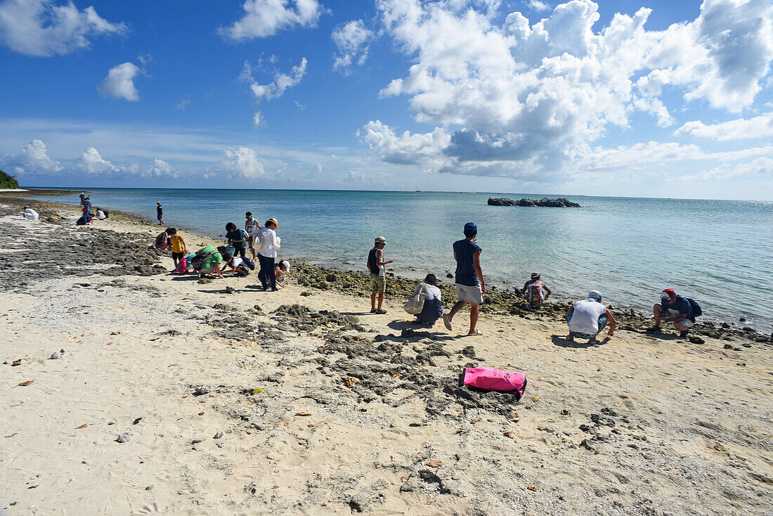 Kaiji Beach auf der Insel Taketomi auf den Yaeyama-Inseln von Okinawa, berühmt für seinen Sternensand oder Hoshizuna