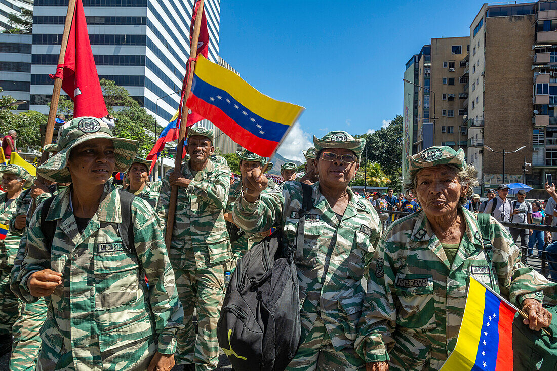 Bolivarische Miliz auf dem Vormarsch. Die Regierung von Nicolas Maduro versammelt sich in den Straßen von Caracas, um den 23. Januar in Venezuela zu feiern