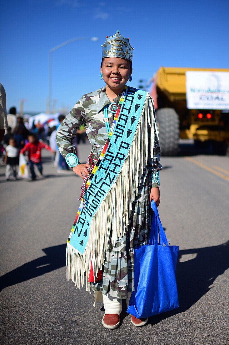 Bahast'lah Veteran Princess während der morgendlichen Parade auf der Navajo Nation Fair, einer weltbekannten Veranstaltung, bei der die Landwirtschaft, die Kunst und das Kunsthandwerk der Navajo präsentiert und das kulturelle Erbe der Navajo durch kulturelle Unterhaltung gefördert und bewahrt wird. Window Rock, Arizona