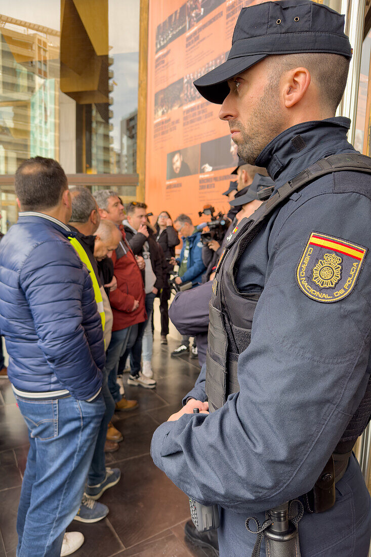 Agricultural organizations and groups of farmers join forces to show their demand at the National Meeting of Cereal Operators held within the framework of the FIMA. A small group of farmers protested this Thursday in front of the Zaragoza Auditorium, Spain