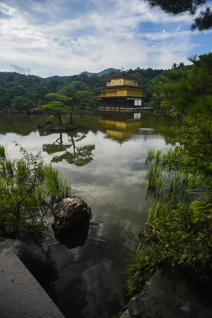 Der Kinkaku-ji, offiziell Rokuon-ji genannt, ist ein buddhistischer Zen-Tempel in Kyoto, Japan