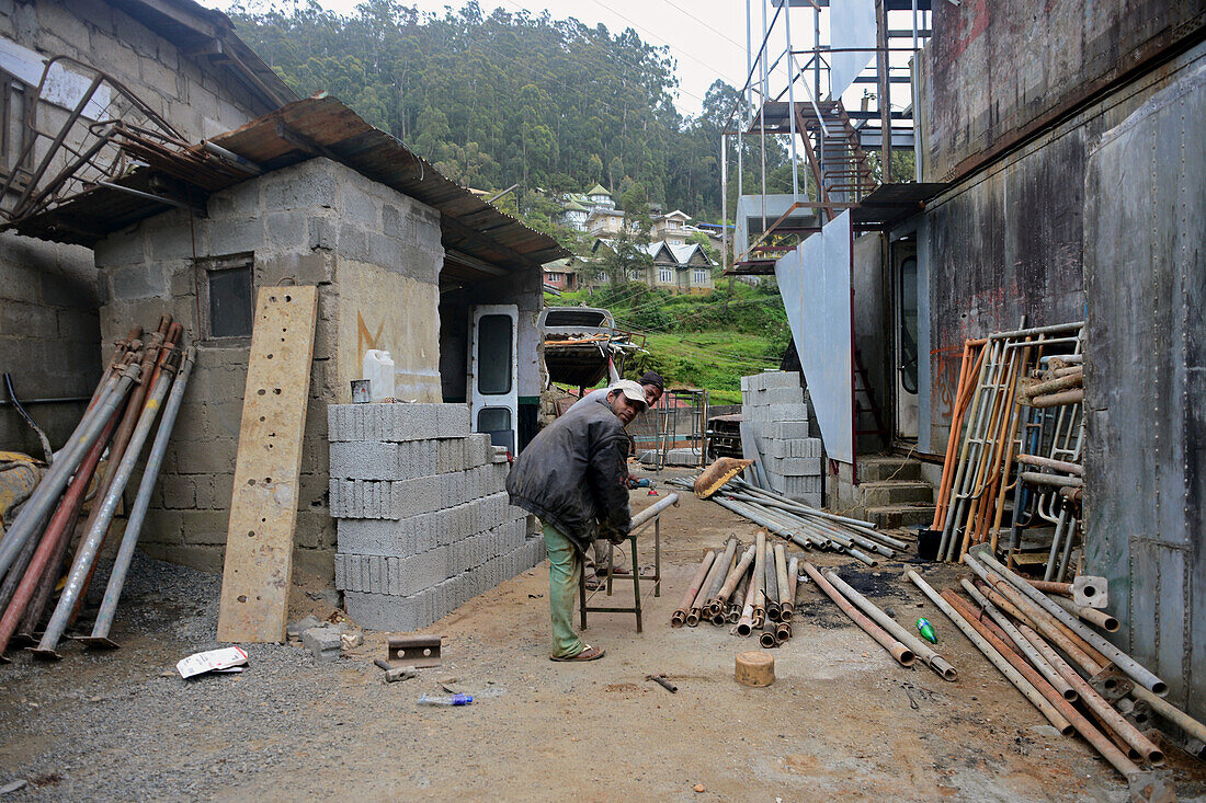 Zwei Männer arbeiten auf dem Bau, Nuwara Eliya, Sri Lanka