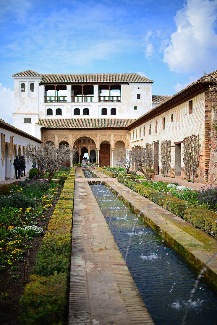 Die Gärten des Generalife in der Alhambra, einer Palast- und Festungsanlage in Granada, Andalusien, Spanien