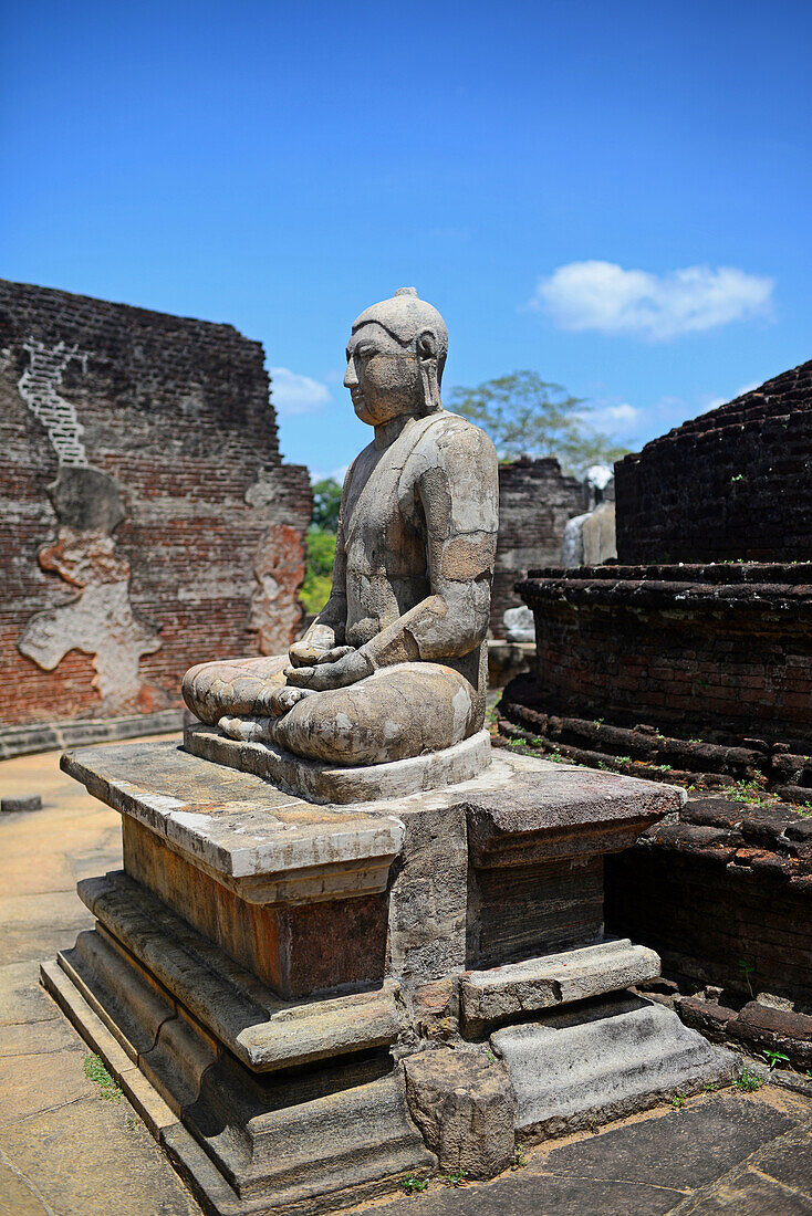 Das Vatadage, ein typisches rundes Reliquienhaus im heiligen Viereck der antiken Stadt Polonnaruwa, Sri Lanka