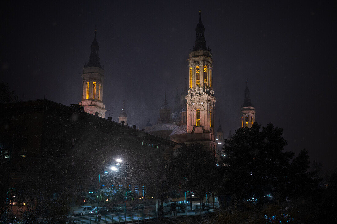 Schneefall über der Basilika El Pilar während des Sturms Juan in Zaragoza, Spanien