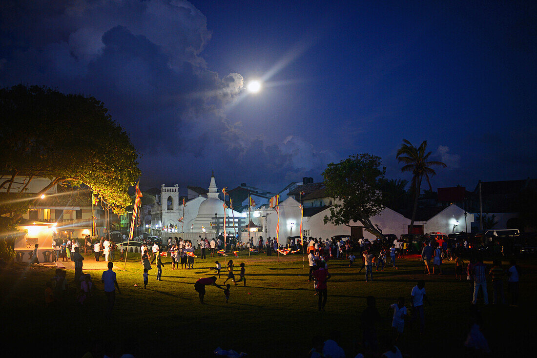 Hunderte von Menschen versammeln sich während des Binara-Vollmond-Poya-Tages vor dem UNESCO-Weltkulturerbe, dem Galle Fort