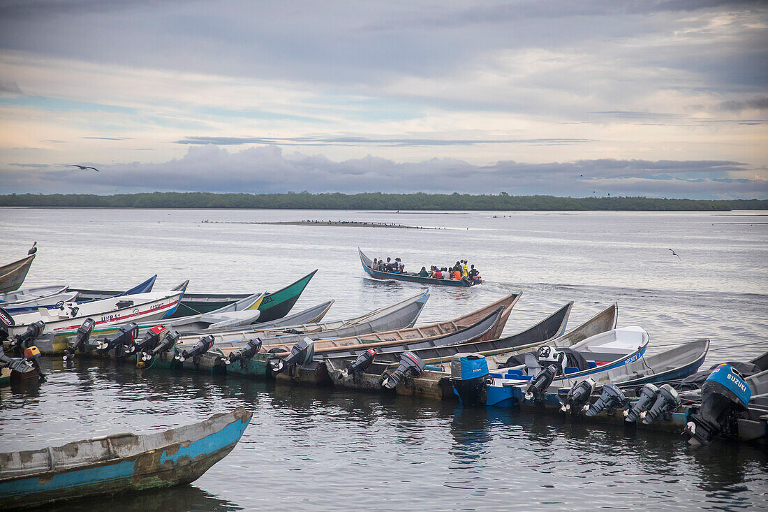 Eine der am stärksten von bewaffneten Konflikten und Gewalt durch Drogenhandel, kriminelle Banden und aufständische Gruppen betroffenen Regionen ist der südkolumbianische Pazifik. Und eine der repräsentativsten Gemeinden in dieser Region ist der Hafen von San Andrts de Tumaco