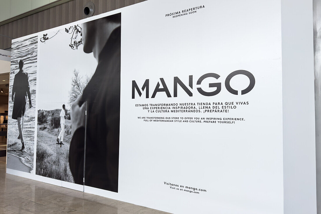 Schild zur baldigen Wiedereröffnung eines Mango-Geschäfts im Einkaufszentrum Puerto Venecia, Zaragoza, Spanien