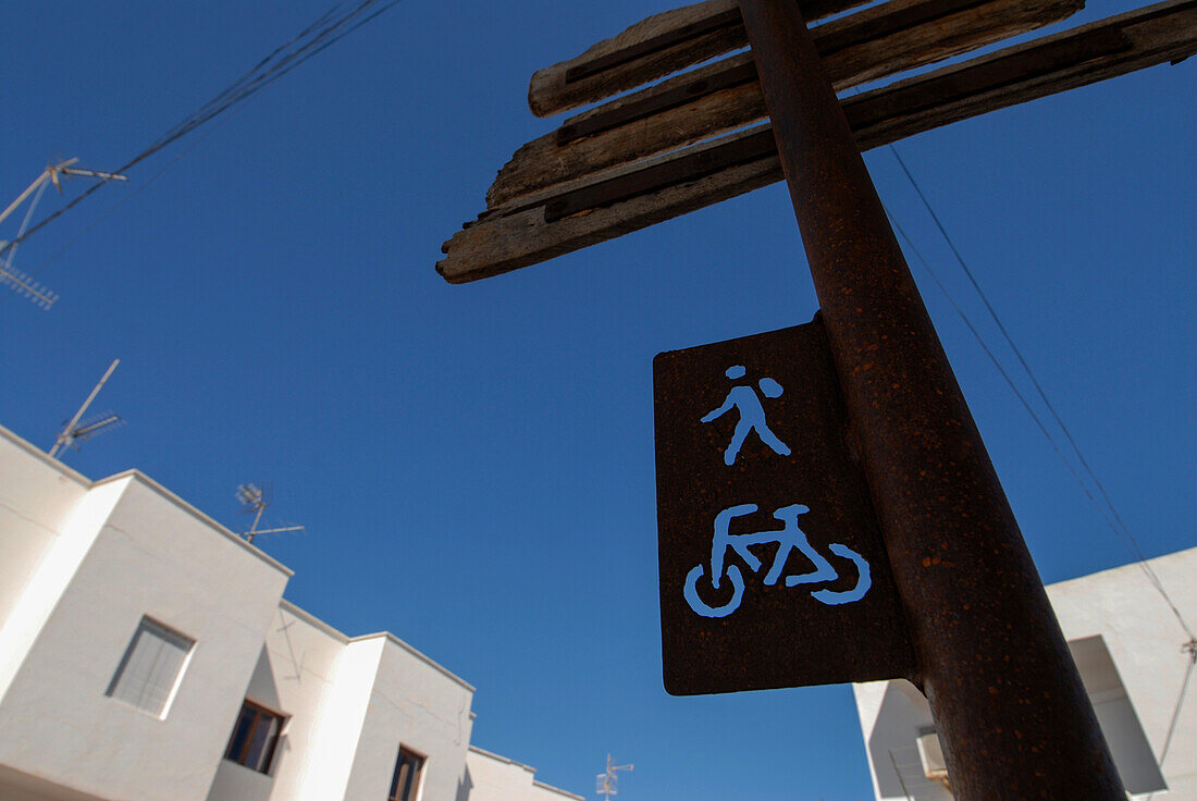 Fußgänger- und Fahrradwegweiser in Sant Francesc, Formentera