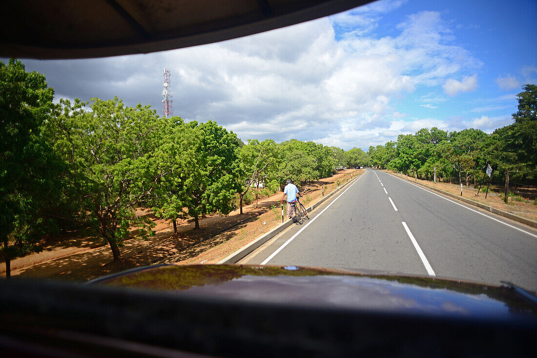 Blick auf die Straße vom Safari-Jeep aus, Sri Lanka