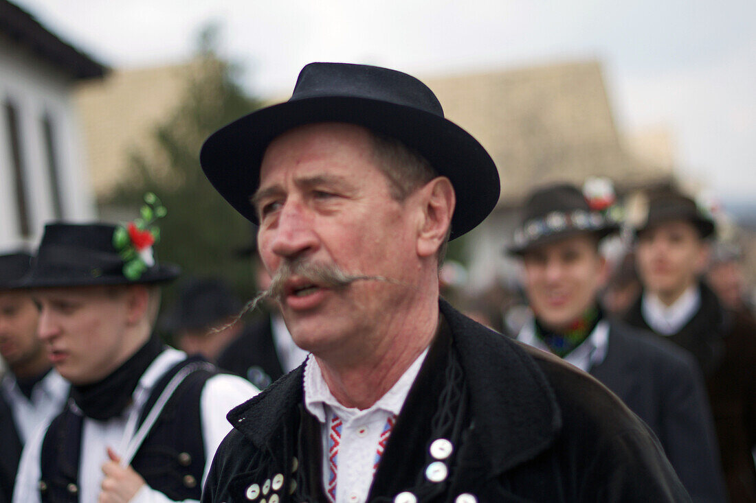 Trachten und Volkstraditionen beim Osterfest in Holl?k?, einem zum UNESCO-Welterbe gehörenden Dorf im Cserh?t-Gebirge des Nordungarischen Berglandes