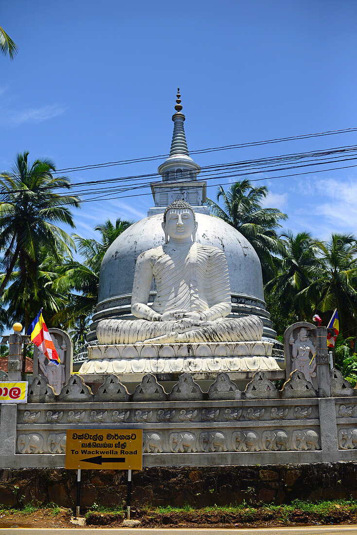 Sitzender Buddha und Stupa in Galle, Sri Lanka