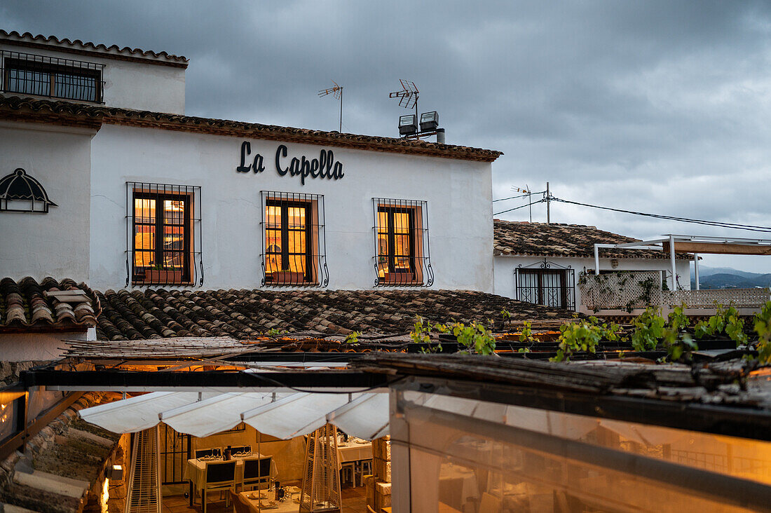 Restaurant La Capella in Altea, Spanien Freilaufende Hühner im Hinterhof eines Hauses, Spanien