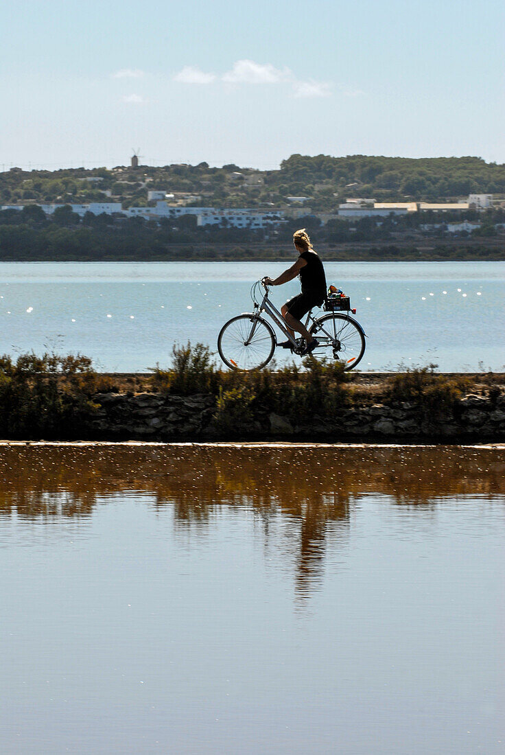 Frau beim Fahrradfahren auf Formentera
