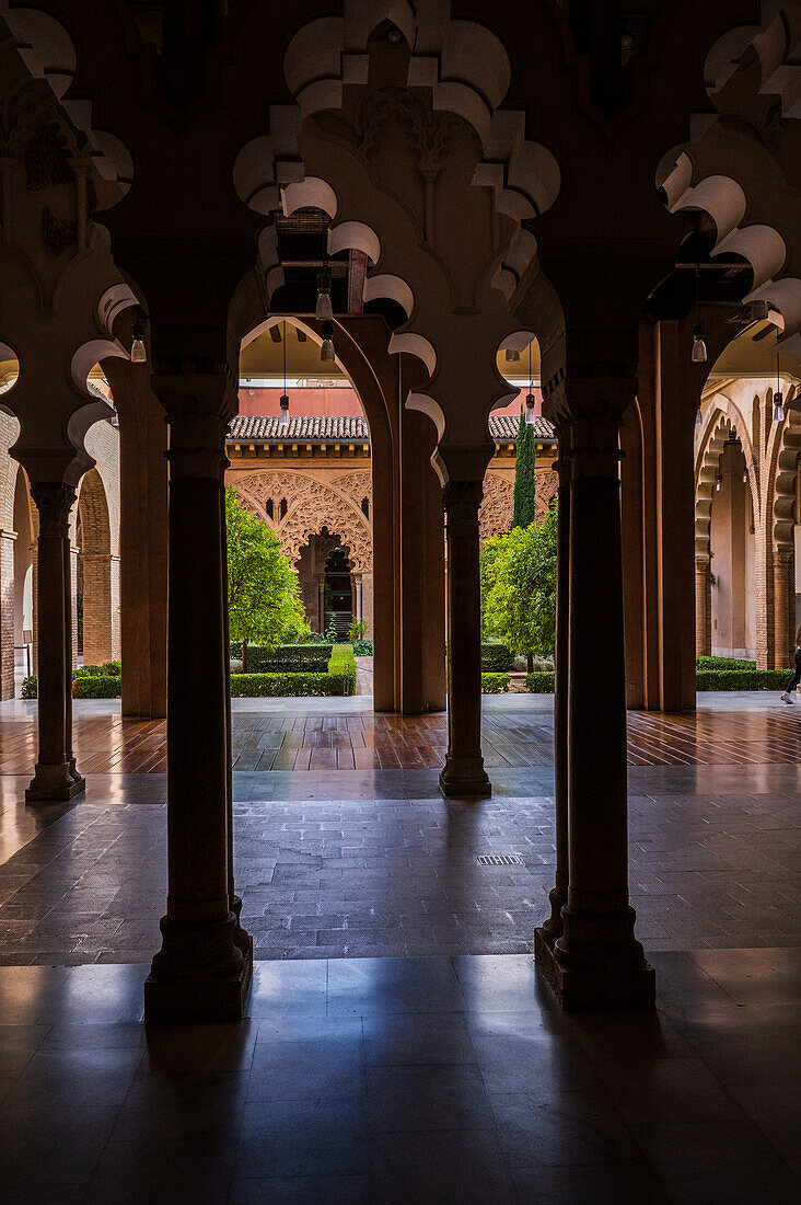 Der Aljaferia-Palast ist ein befestigter mittelalterlicher Palast, der in der zweiten Hälfte des 11. Jahrhunderts in der Taifa von Zaragoza in Al-Andalus, dem heutigen Zaragoza, Aragonien, Spanien, erbaut wurde