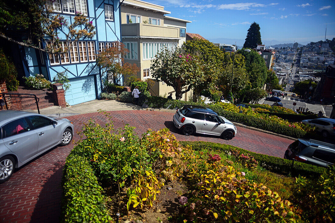 Beliebte Lombard Street in San Francisco, eine Straße zwischen Ost und West, die für einen steilen Block mit acht Haarnadelkurven bekannt ist