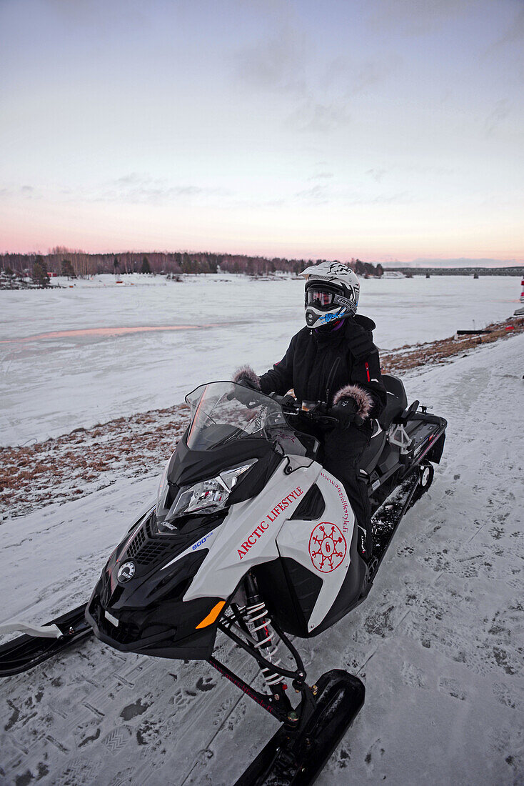 Schneemobil-Sonnenuntergangstour mit Arctic Lifestyle, Rovaniemi, Lappland, Finnland