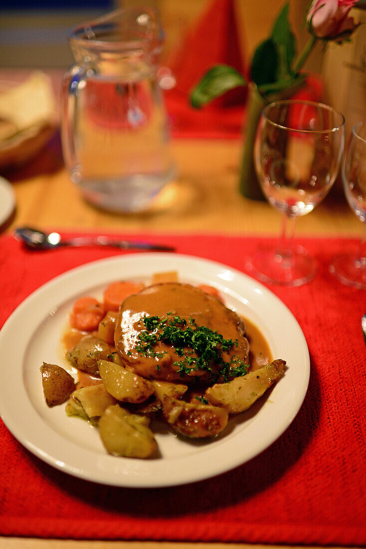 Abendessen im Kakslauttanen Arctic Resort in Saariselka, Finnland