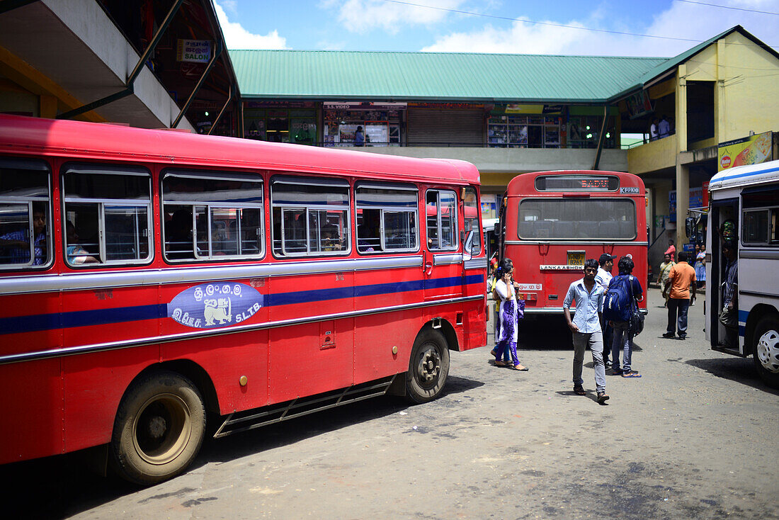 Menschen im Busbahnhof von Nuwara Eliya, Sri Lanka