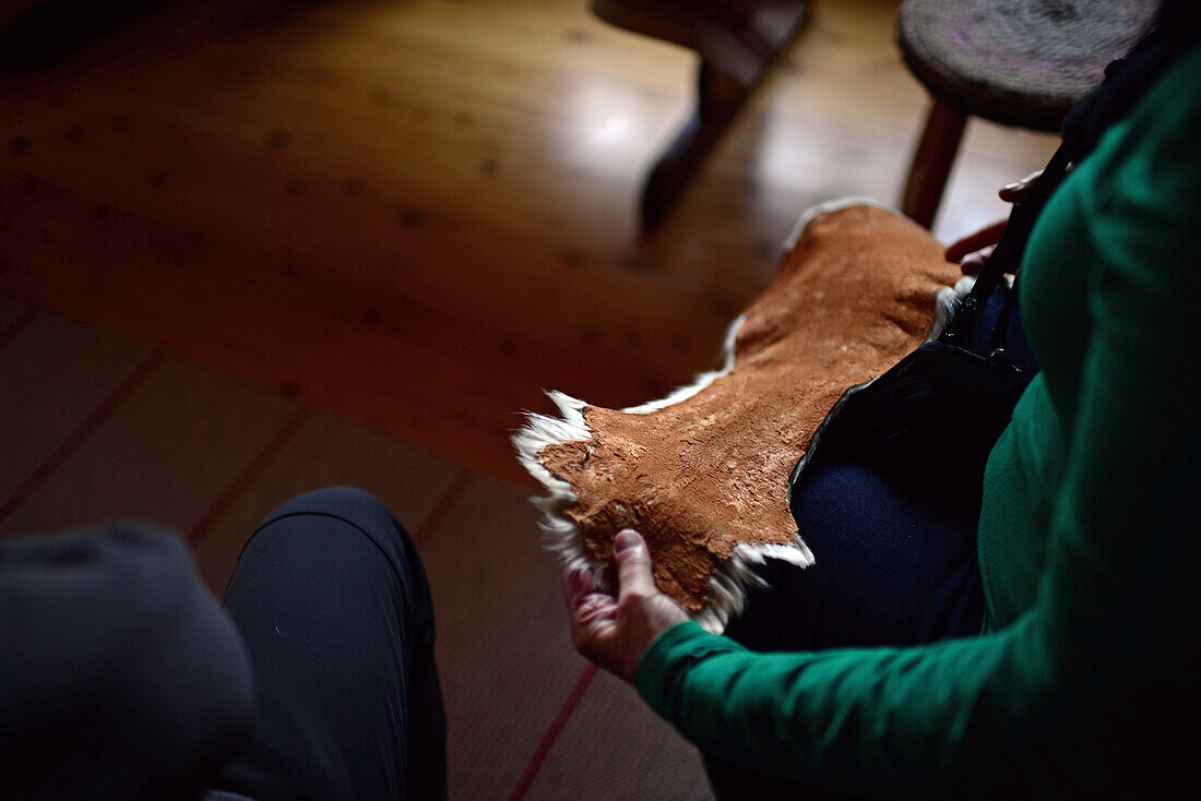 Traditionelles Kunsthandwerk der S?mi. Im Haus von Tuula Airamo, einer S?mi-Nachfahrin und Rentierzüchterin, am Muttus-See. Inari, Lappland, Finnland