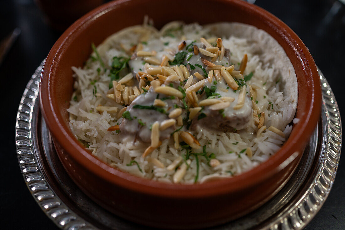 Mansaf, traditionelles levantinisches Gericht aus Lammfleisch in einer Soße aus fermentiertem getrocknetem Joghurt, serviert mit Reis oder Bulgur, Restaurant Mosaico, Zaragoza, Spanien