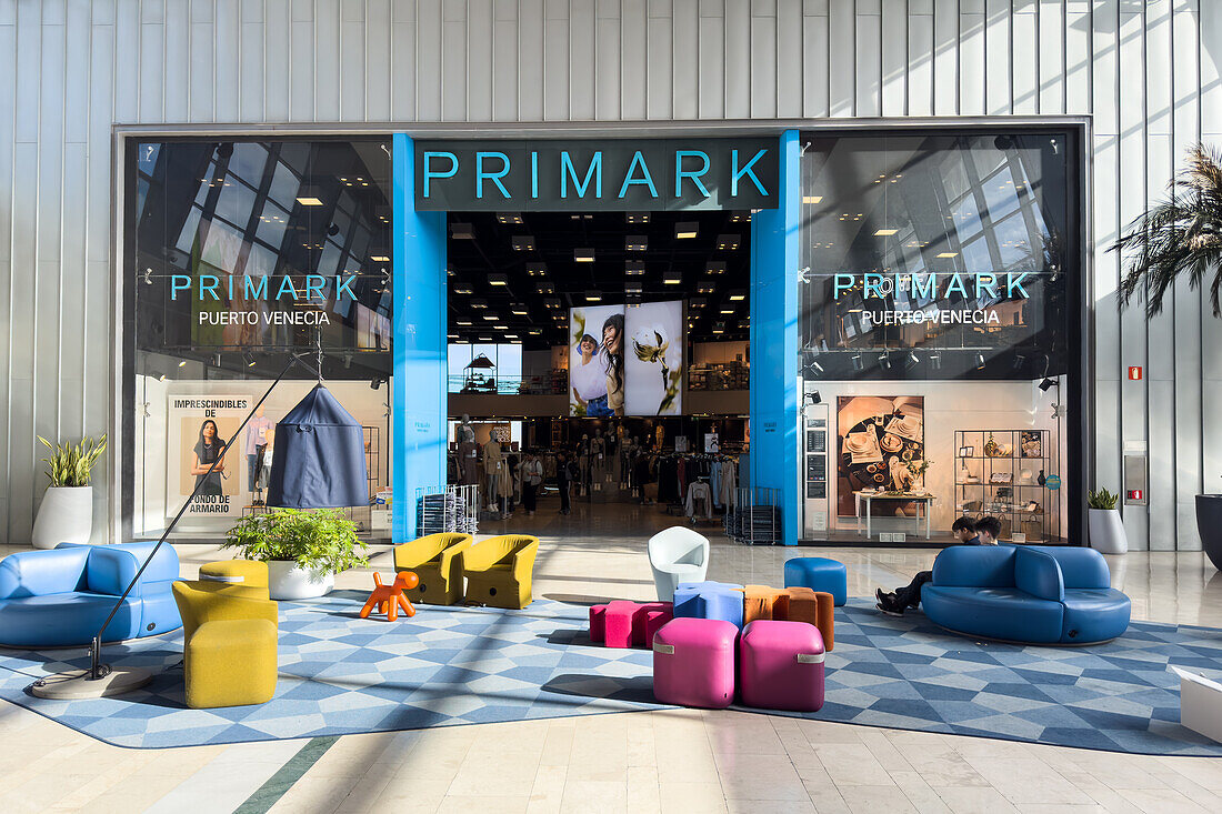 Primark-Geschäft im Einkaufszentrum Puerto Venecia, Zaragoza, Spanien