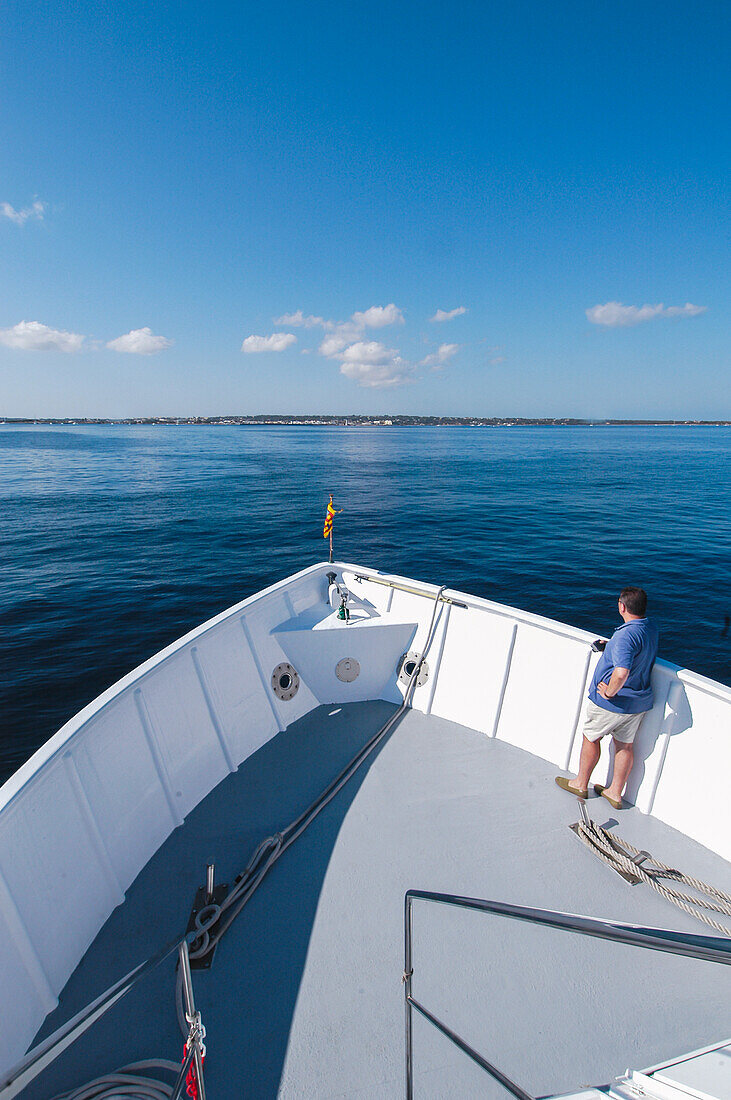 Ein Mann genießt entspannt eine Fahrt mit der Fähre von Ibiza nach Formentera, Balearen, SpanienÁ