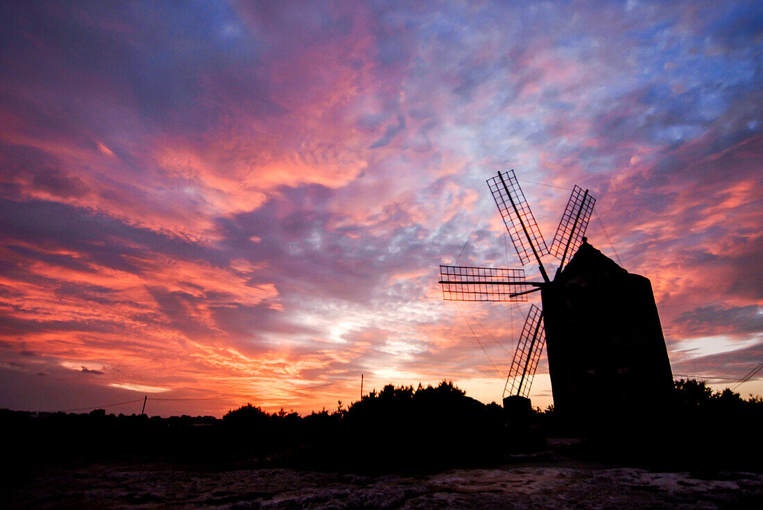 Alte Windmühle bei Sonnenuntergang, Sant Francesc, Formentera
